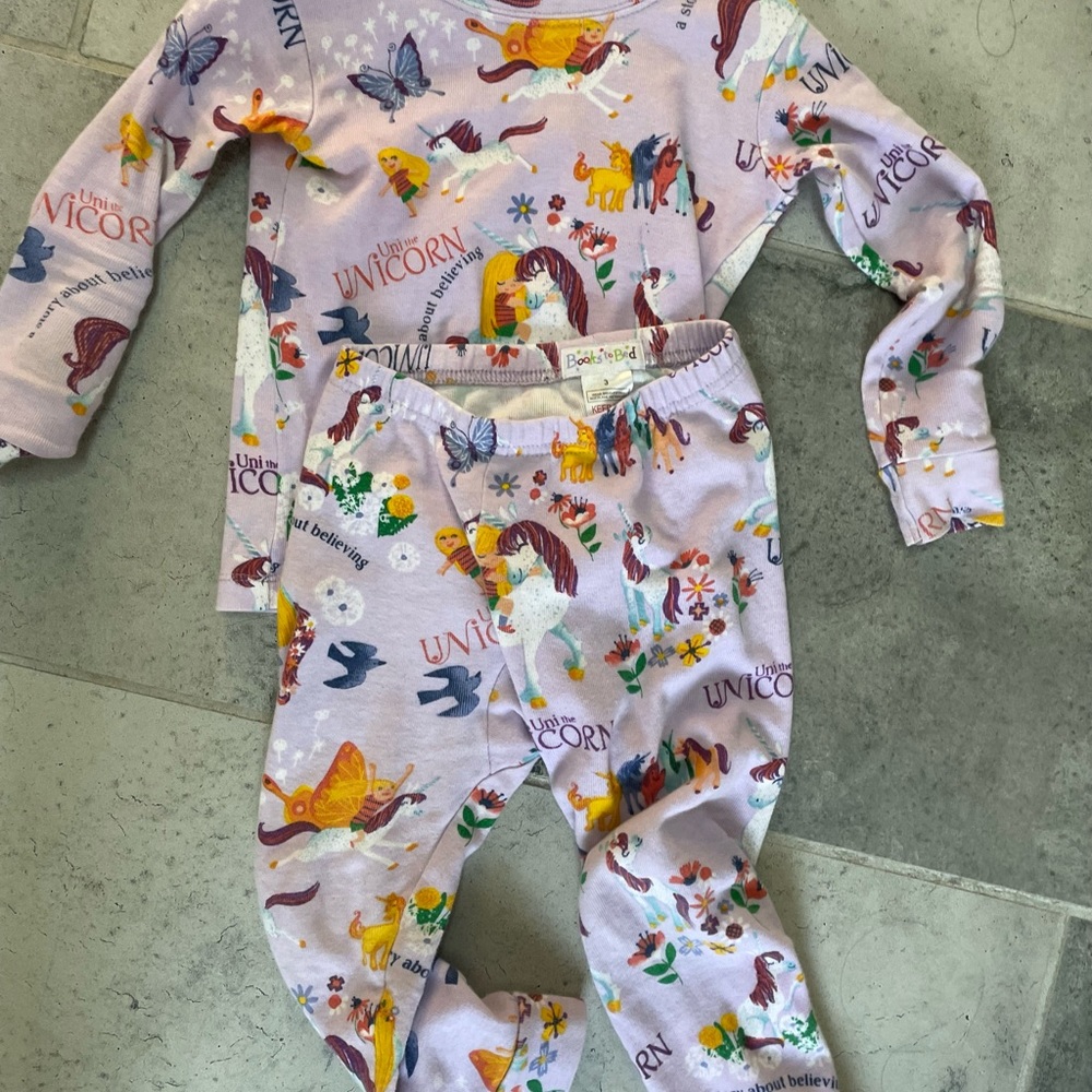 Excellent pajamas! Books to bed! UNI the unicorn!! 3T